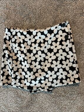 Old Navy Black and White Daisy Knit Mini Skort